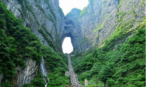 张家界旅游景点天门山玻璃栈道_张家界天门山 玻璃栈道